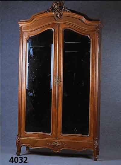 WÄscheschrank, Frankreich, um 1890/1900, Korpus Eiche massiv, Seiten Eichefurnier auf Buche, Nußbaum massiv, Nußbaumfurnier, Schnitzereien aus ...