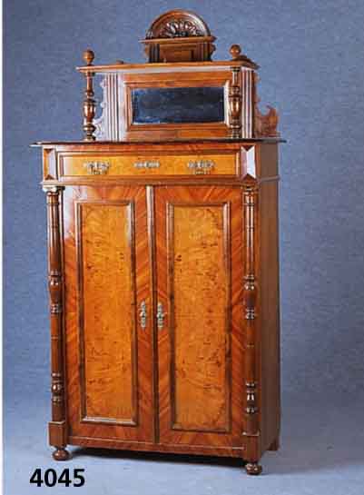 Vertikko, deutsch, um 1890/1900, Korpus Weichholz, Wurzelnußfurnier, gespiegelt, in harmonischer Abstimmung, 3/4-SÄulen gedrech- selt, mit ...