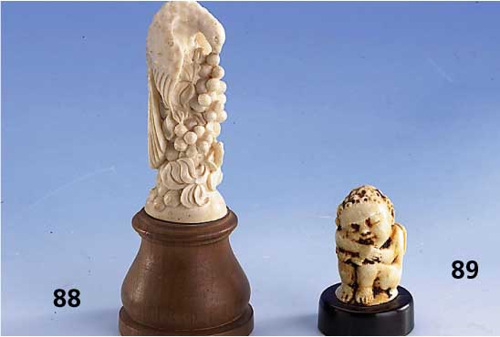 Elfenbeinfigur Papagei auf FrÜchtehÜgel, wohl Frankreich um 1900, Holzsockel abschraub- bar, bombierte Form, vollplastische Darst., feine ...