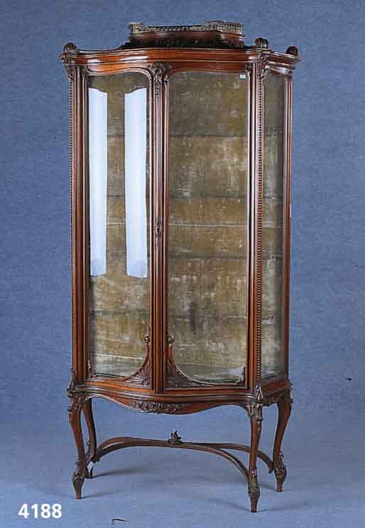 Schauvitrine, deutsch,um 1895/1905, Barock- stil, Mahagoni massiv, allseitig geschweift, schÖne bauchige Vorlage, geschwungen, Beine verstrebt, ...