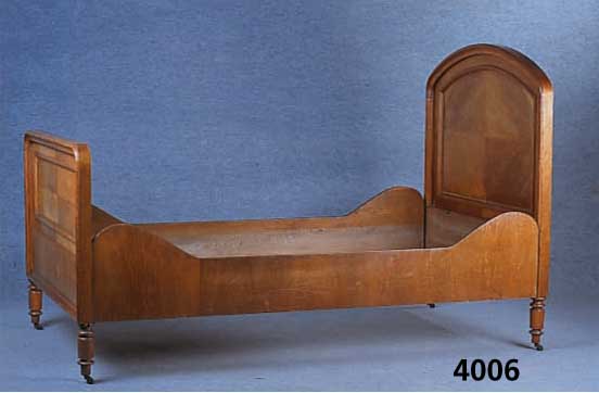 2 Betten, deutsch, um 1900/10, Barockstil mit Jugendstileinfluß, Rahmen Eiche massiv, Inlets Weichholz, Eichefurnier gespiegelt, gedrechselte ...