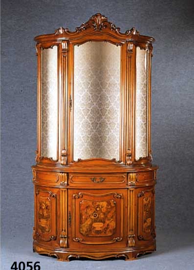 Vitrine, Italien/Florenz, um 1960, Nußbaum massiv, Nußbaumfurnier, reich kanneliert, auf- gesetzte Leisten, Velutenabschluß, Krone aus dem ...