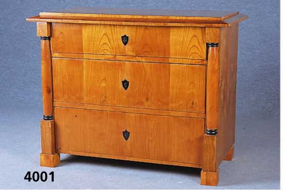 Kommode, mitteldeutsch, Korpus und Vorder- front um 1830/40, RÜsterwurzelfurnier, schÖne durchlaufende Maserung, Vorbau und Umlaufleis- te ...