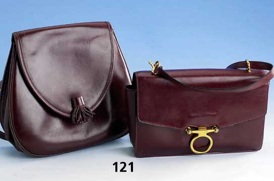 Konvolut 2 HERMES Taschen, Paris 80er Jahre, bordeauxfarb. Leder, Gebr.-Sp., UmhÄngeriemen, ca. 23 x 23 cm, Satteltaschenform, bzw. 16 x 23 cm, ...