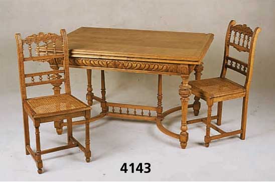Ausziehtisch mit 6 StÜhlen, Frankreich, um 1890, Eiche massiv, Louis XVI-Stil mit Barockelementen, reiche Drechselarbeit, Tisch- beine verstrebt ...