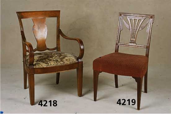 2 ArmlehnstÜhle, deutsch, um 1928/30, im Stil von Bruno Paul, Nußbaum massiv, Nußbaum- furnier, Leisten mit Linienverzierung, soge- nannte Neue ...