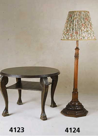 Lampenfuß, deutsch, um 1912/15, Louis XVI- Stil, Eiche massiv, reich geschnitzt, gedrech- selt und gerieft, Perlleistenverzierung, ...