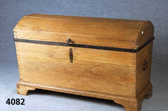 Buckeltruhe, mitteldeutsch, um 1790/1820, Eiche massiv, Holzvernagelung, original Zu- stand, schwarz paspeliert, Beschlag um 1820, natÜrlich ...