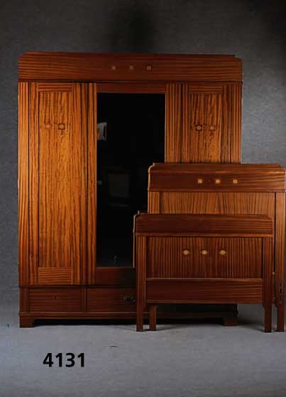 Jugendstil-Schlafzimmer, deutsch, um 1905/10, Korpus Weichholz und Buche, Mahagonifurnier , z.T. getreppt, hervorragende QualitÄt, sparsame ...