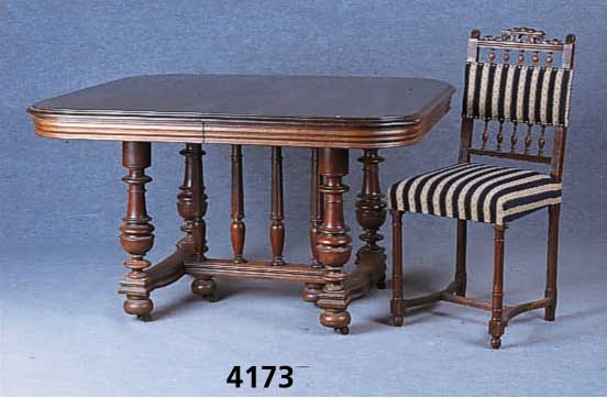 Tisch mit 4 StÜhlen, Frankreich/Lyon, um 1890/ 1900, Eiche massiv, Eichefurnier, Beine ge- drechselt, teilweise verstrebt, ausziebar, Inlets ...