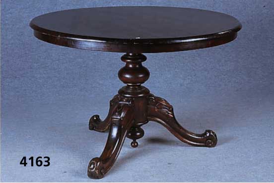 Salontisch, deutsch, Fuß um 1870/80, Nußbaum massiv, Linde, Platte um 1900 erneuert, Eichefurnier, auf Mahagoni gebeizt, Zarge dazu passend, ...