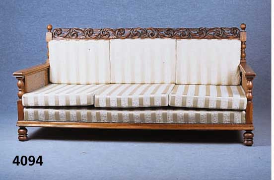 Sofa, deutsch, um 1935, Gestell Eiche massiv , z.T. im flÄmischen Barockstil, Abschluß- leiste mit Rocaillen, symetrische Anordnung, ...