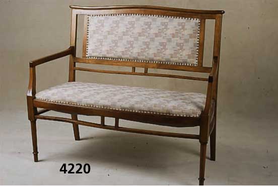 Bank, deutsch, um 1900/05, Jugendstil, Nuß- baum massiv, Bezug nach dem Vorbild der Zeit erneuert, Polster neu, Gebrauchsspuren, sehr elegant, ...