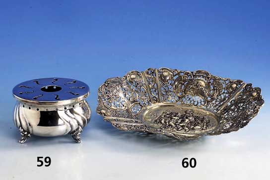Anbietschale, Hanau um 1900, 800er Silber, partiell gesÄgt, im Barockstil, sehr aufwendig, 8-fach gelappt, Durchbrucharbeit, Darst. von Putti, ...