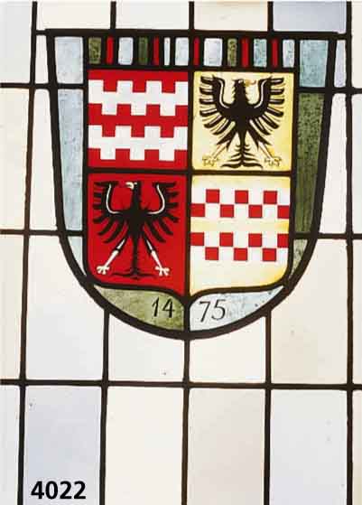 Fenster, deutsch, um 1900, buntes mundgebla- senes Glas, zinnkasettiert, Mittelteil mit Wappen, sparsam bunt bemalt und gebrannt, Uni- kat, ...