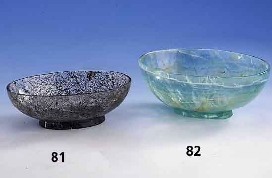 Schale aus Turmalin-Quarz, ca. 18 x 11.3 x 6 cm, ca. 375 g, geschliffen und poliert, Standring min. best., nicht stÖrend, (SW EUR 2580.-)
