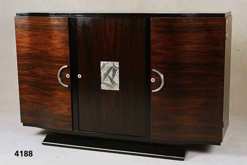 Sideboard, Frankreich, um 1920, ArtDeco, Riopalisander, gespiegelt furniert, z.T. schwarz abgesetzt, ChormbeschlÄge und Zier- leiste am Fuß, ...