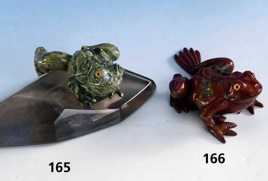 Jaspis-KrÖte, geschnitten, geschliffen und poliert, total ca. 210 g, naturalistisch/ expressive Wiedergabe, eingesetzte Glasaugen, 1 Fuß ...