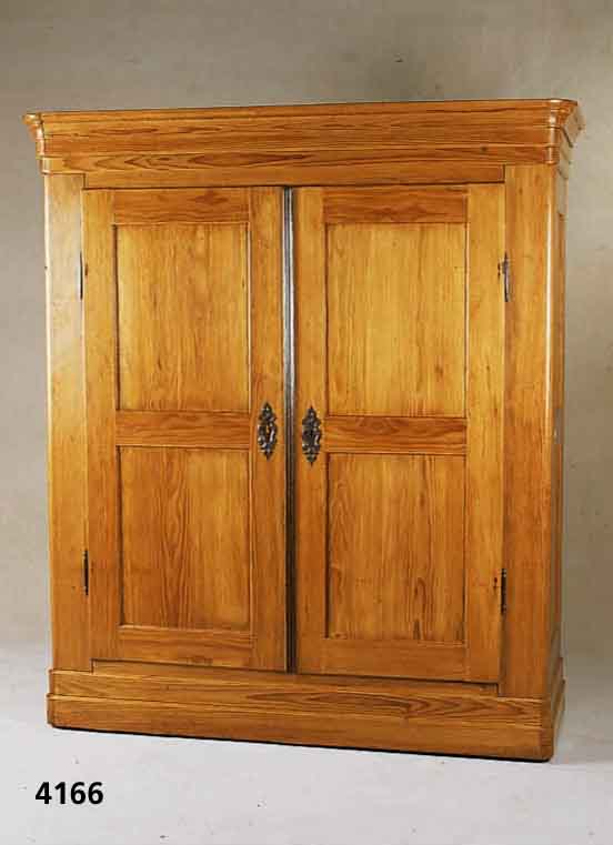 SpÄtbiedermeierschank, Pfalz, um 1830, Kiefer bzw. Zierbelkiefer massiv, Fuß und Kro- ne doppelt bzw. 3-fach getreppt, Ecken abge- rundet, 6-fach ...
