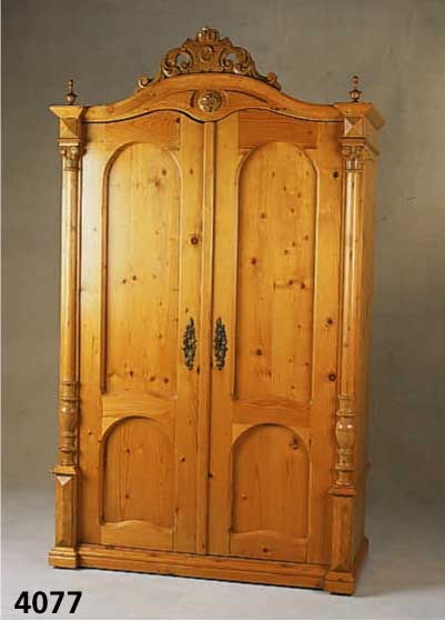 Kleiderschrank, Österreich, um 1840/50, Kiefer massiv, auf Rahmen gearbeitet, Lisenen 1/2-SÄulen mit korinthischem Abschluß bzw. ...