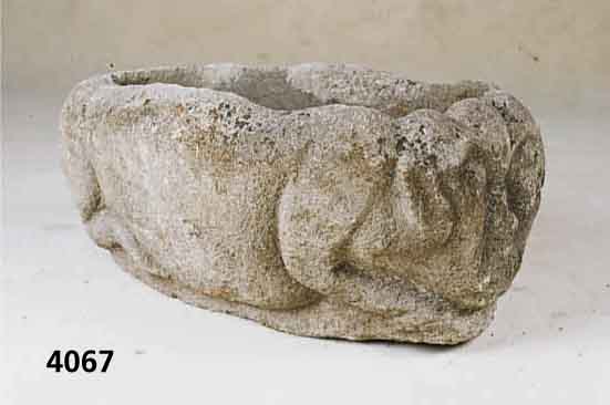 Wassertrog, Sandstein, in From eines HÄnge- bauchschweines, in sich suhlender Haltung, aus dem Stein gehauen, Front mit Gesicht, RÜcken mit ...
