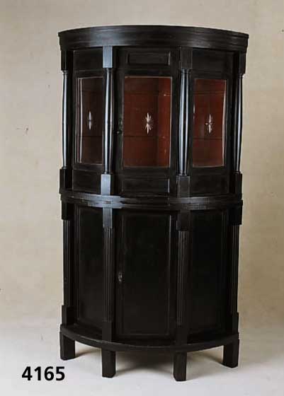 Eckvitrine, deutsch, um 1920/30, Buche, zweiteilig, geschwÄrzt, prismierter Korpus, Ober- und Unterteil mit SÄulen, z.T. gerieft , orginal ...