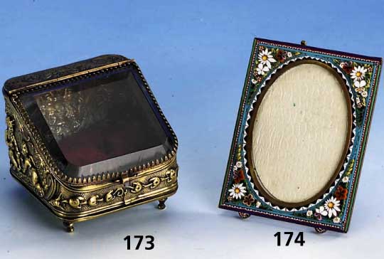 Schmuckschatulle, um 1880, Messing, auf 4 FÜßen stehend, Klappdeckel mit Kristallglas, Kisseneinlage (angeschmutzt), rÜcks. Maskeron, ...