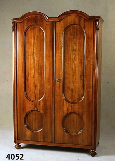 Kleiderschrank, deutsch, um 1880, Kirschbaum massiv, doppelbogiger Kopfabschluß, zweitÜrig , Lisenen mit Akantusblattabschluß, RÜckwand besch., ...