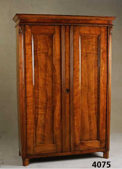 Kleiderschrank, deutsch, um 1850/60, Kirsch- baum massiv, zweitÜrig, Inlets vertieft, teil- restauriert, geriefte Lisenen mit Akantus- ...