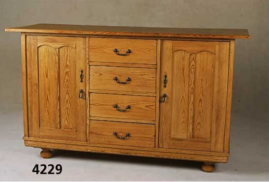 Anrichte, deutsch, um 1900/05, Zierbelkiefer bzw. Kiefer massiv, auf Rahmen gearbeitet, BeschlÄge und SchlÖsser neu, teilrestauriert, Deckplatte ...