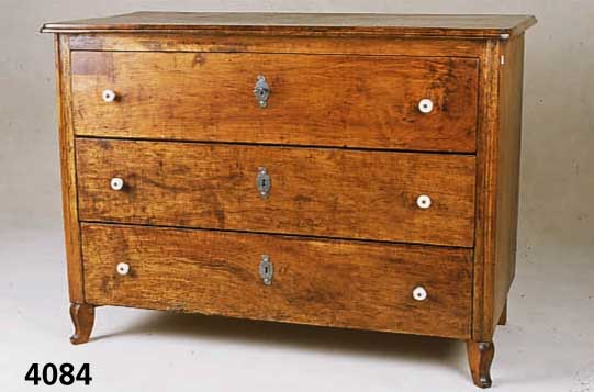 Kommode, deutsch, um 1860, Pappel massiv, 3-schÜbig, RÜckenteil Fichte massiv, Porzel- lanknÖpfe, BeschlÄge sekundÄr, teilrestauriert , sehr ...