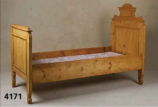 SpÄtbiedermeierbett, deutsch, um 1835/40, Kiefer bzw. Zierbelkiefer massiv, auf Rahmen gearbeitet, Leistenverzierung 3-fach getreppt, ...