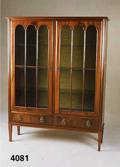Vitrine, deutsch, um 1965/70, Korpus Weich- holz, Rahmen Nußbaum massiv, durchgehendes Mahagonifurnier, Fenster versprosst, 3 Glas- ...