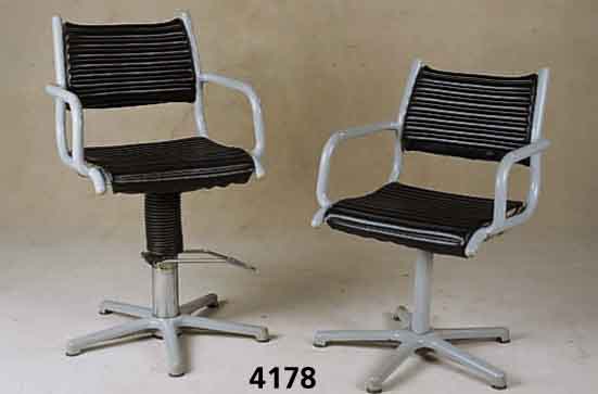 8 BÜro- bzw. SitzungsstÜhle, deutsch, 70er Jahre, Stahl verlÖtet, Lederbezug gerieft, grau staffiert, bezeichnet: Olymp, 3 StÜhle mittels ...
