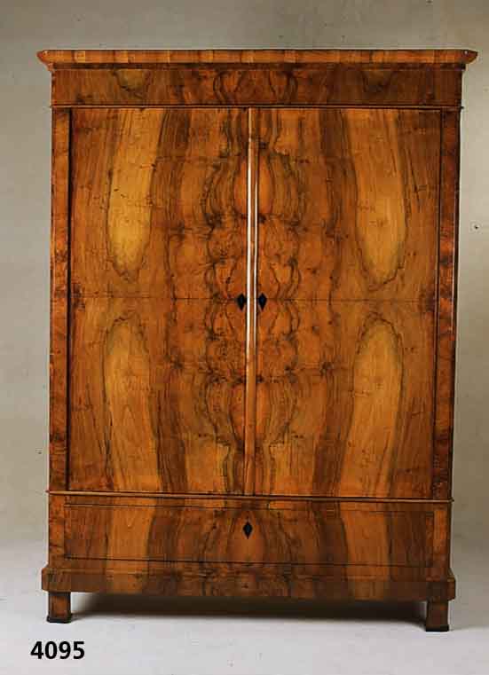 Biedermeierschrank, Saarland, um 1830/35, Korpus Weichholz, Front Nußbaumwurzelfurnier, doppelt gespiegelt, schÖnes fließendes Bild, Rahmen und ...