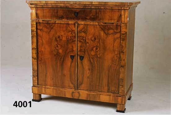 Kommode, deutsch, um 1820/30, wohl Saarland, Korpus Weichholz, durchgehendes Nußbaumwurzel furnier, schÖne Maserung, doppelt gespiegelt, von oben ...