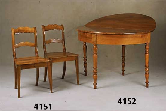 Klapptisch, deutsch/Pfalz, um 1830/40, Nuß- baum massiv bzw. Weichholz, Zarge Nußbaumfur- nier, Beine qualitÄtvolle Drechselarbeit in Baluster- ...