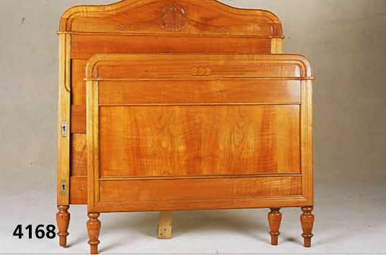 Bett, deutsch, um 1900/10, Kirschbaum, z.T. massiv, klassizistischer Einschlag, auf Rahmen gearbeitet, BalusterfÜße, sparsame Schnitz- erei, ...