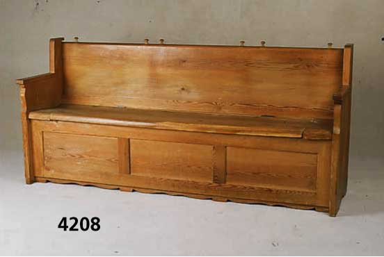 Truhenbank, deutsch, um 1935, Kiefer massiv, Unterteil kasettiert, schwere QualitÄt, viel- fach verwendbar, Holzapplikationen gedrechselt , zur ...