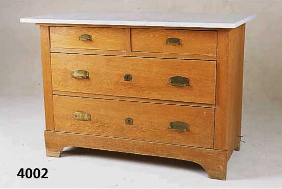Kommode, deutsch, um 1900/05, Korpus Weich- holz, Eichefurnier, verlaufend, 2-schÜbig, original BeschlÄge, Platte grau marmoriert, ...