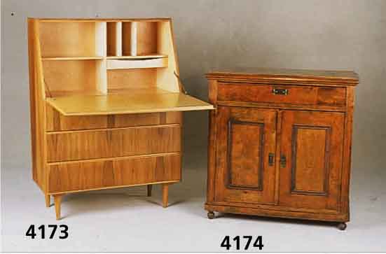 SchrÄnkchen, deutsch, um 1870, Korpus Weich- holz, Wurzelnußfurnier, 2-tÜrig mit Schublade, aufgesetzte Leisten, BeschlÄge um 1900, Platte mit ...