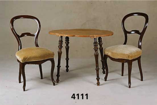 3 LÖffelstÜhle und Tisch, deutsch, 1830/40, Nußbaum massiv, alte Polsterung, sollte erneu- ert werden, Tisch ursprÜnglich mit Stoffbe- ...