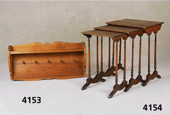 3 Serviertische, deutsch, um 1890/1900, in- einander schiebbar, Buche massiv, FÜße Nußbaum , nach japanischem Vorbild, Beine reich ge- ...