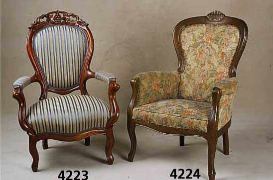 2 Armlehnsessel, Italien, nach Vorbild von 1830/40, Rahmen Eiche massiv, Polster und Bezug aus der Zeit, Nagelverzierung, Lehnenab- schluß mit ...