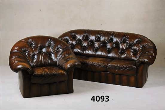 Clubgarnitur, deutsch, um 1970/80, Lederbe- zug, RÜcken geheftet und genoppt, gute Patina, bestehend aus 3-sitzer Sofa, 2-sitzer Sofa und Sessel, ...