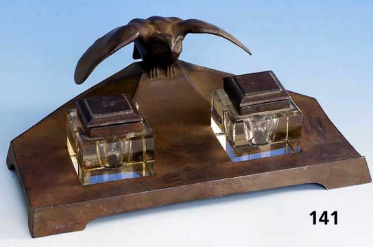 Schreibtischablage mit Tintenfaß, Eisen, Darst. einer Eule im Anflug, sign. DRPM = Deutsches Reichsgebrauchsmuster, deutsch um 1900, Jugendstil, ...
