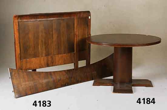 Biedermeierbett, sÜddeutsch, um 1820/30, Nußbaum massiv, Arbeitsteile Weichholz, Nuß- baumwurzelfurnier gespiegelt, sehr harmonisch ...