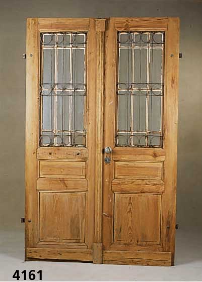 PortalhaustÜr, deutsch, um 1890, Kiefer und Zierbelkiefer massiv, auf Rahmen gearbeitet, Oberteil verglast, mit Schmiedeeisenverzierung , z.T. ...