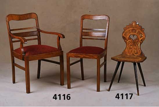 6 StÜhle, deutsch, um 1932/34, Nußbaum mas- siv, kaukasisch Nußbaumfurnier, vertikal ver- laufend, 4 StÜhle, 2 ArmlehnstÜhle, Bezug spÄter, ...