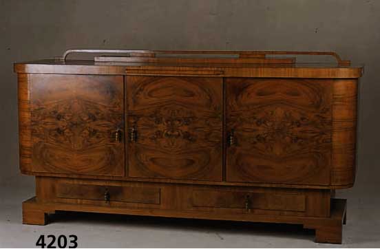 Anrichte, deutsch, um 1928/30, reines deutsches ArtDeco, Korpus Weichholz, Buche, kaukasisch Wurzelnußfurnier, vertikal verlau- fend, schÖnes ...